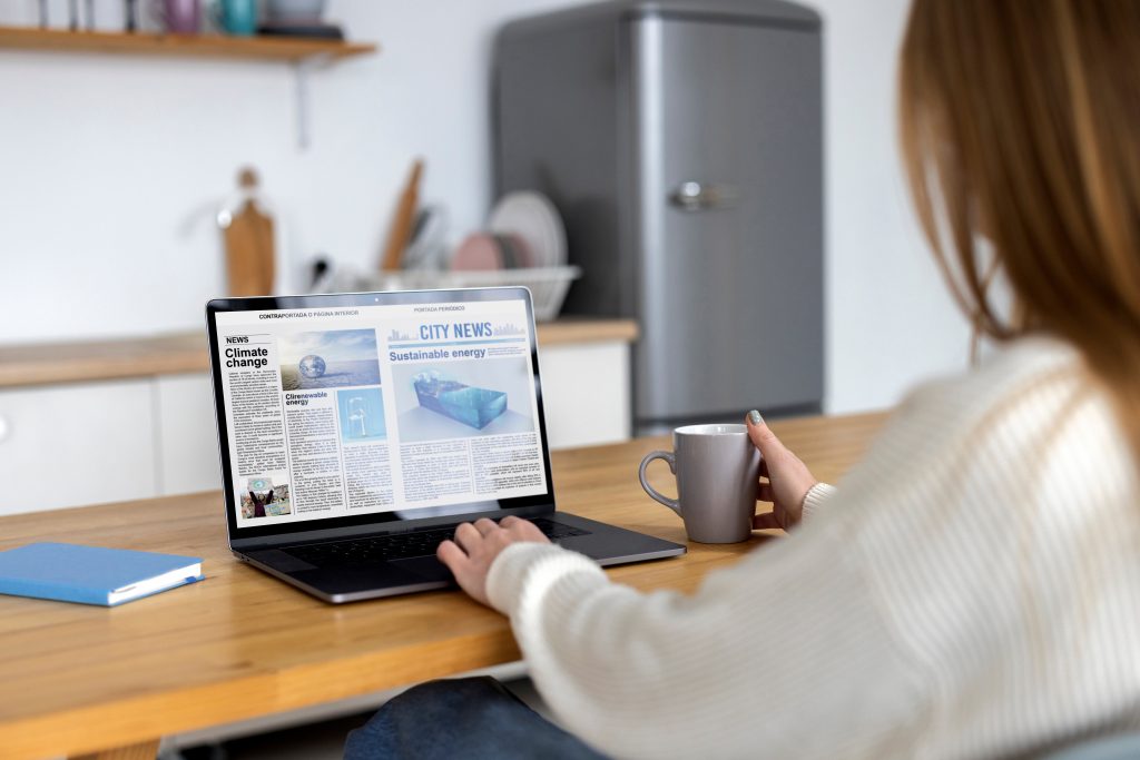 mujer escribiendo en portatil